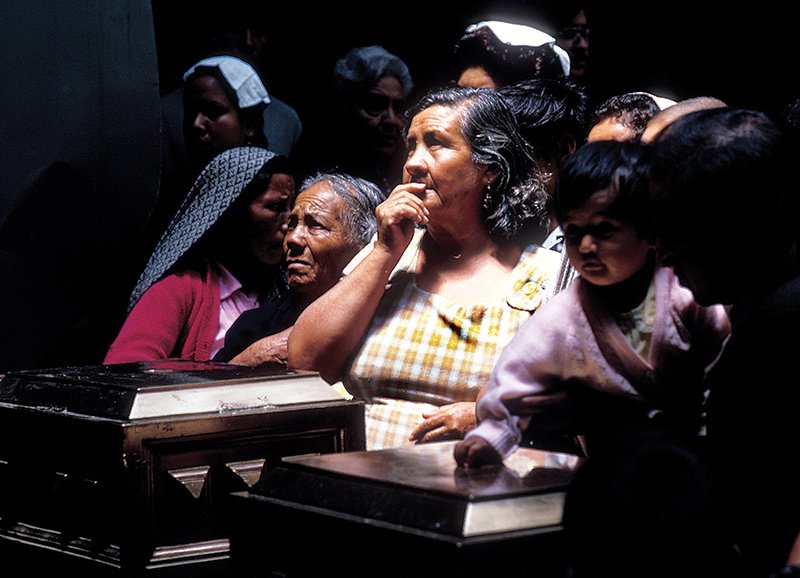 1970_029_Mexico-PRAYING-WOMEN--SHRINE-OF-GADELOUPE-VERY-BEST.jpg